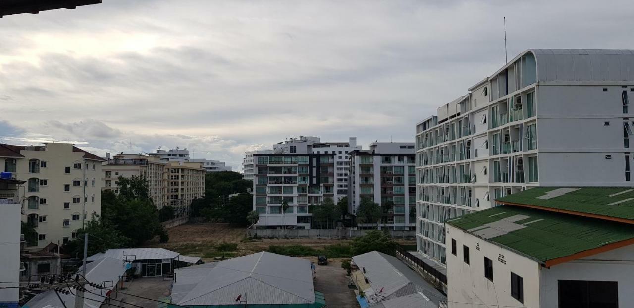 Parinya'S Apartment Pattaya Esterno foto
